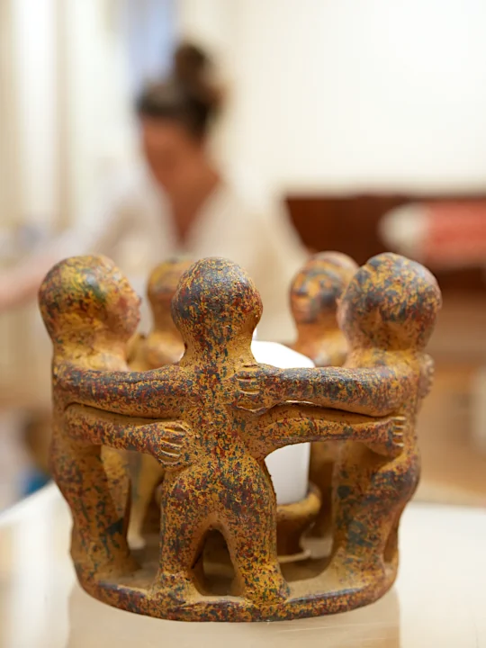 Keramik-Skulptur: Figuren im Kreis verbunden — Symbol für Gemeinsamkeit