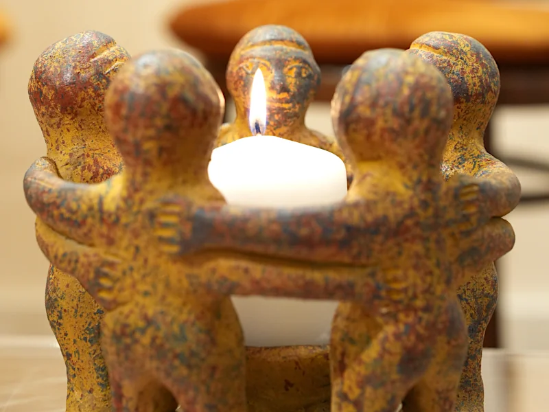 Keramik-Skulptur: Figuren im Kreis verbunden — Symbol für Gemeinsamkeit