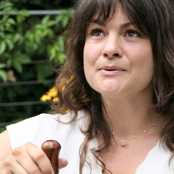 Elise Jermann im Natur, singeden mit Klangschale